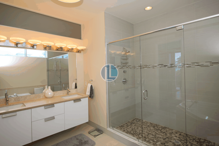 2733 NE 1 Street Pompano Beach Bath